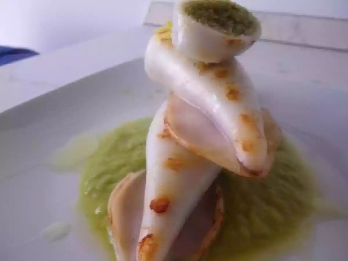 CALAMARI RIPIENI GRIGLIATI SU CREMA DI PISELLI E PREMIO