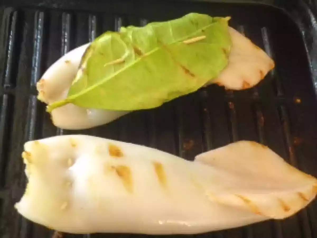 CALAMARI RIPIENI GRIGLIATI SU CREMA DI PISELLI E PREMIO - foto 10