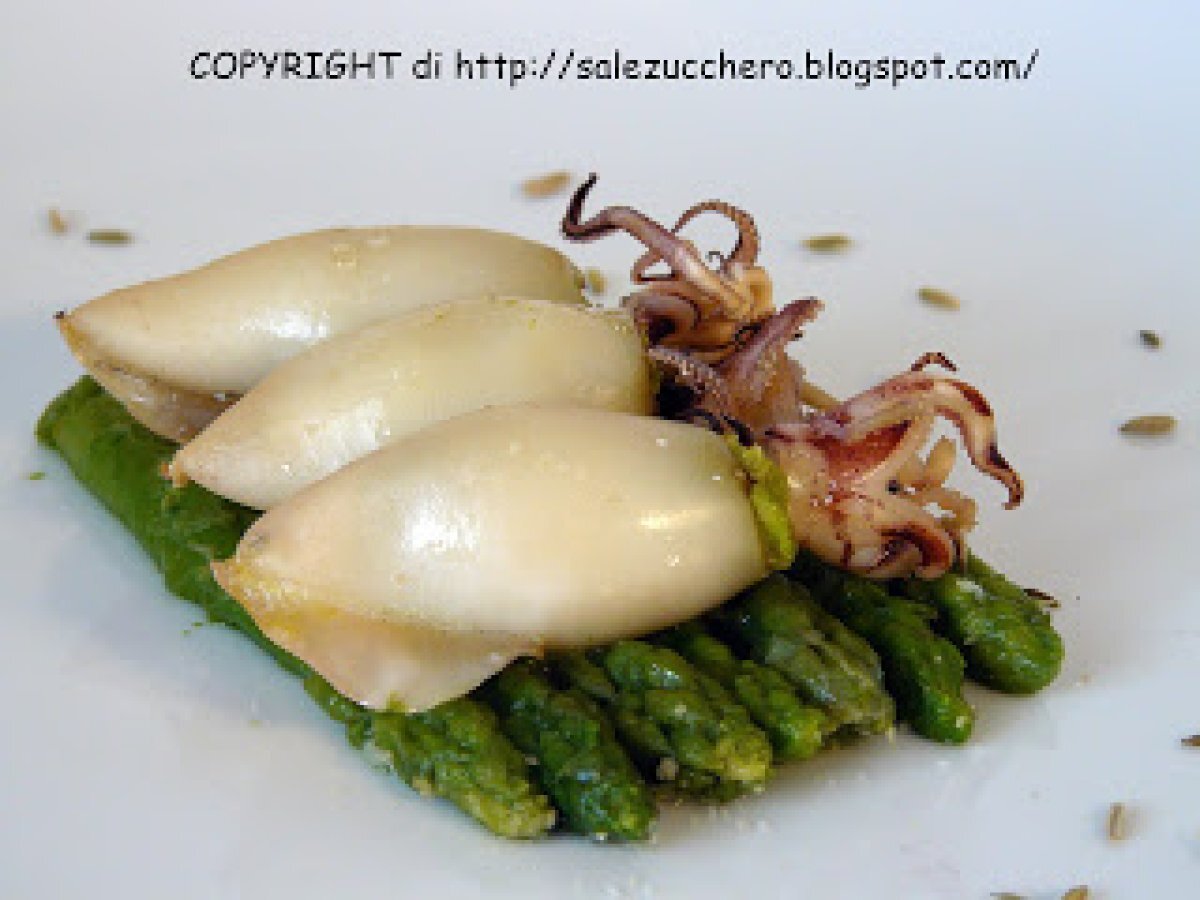 Calamari ripieni su zattera di asparagi