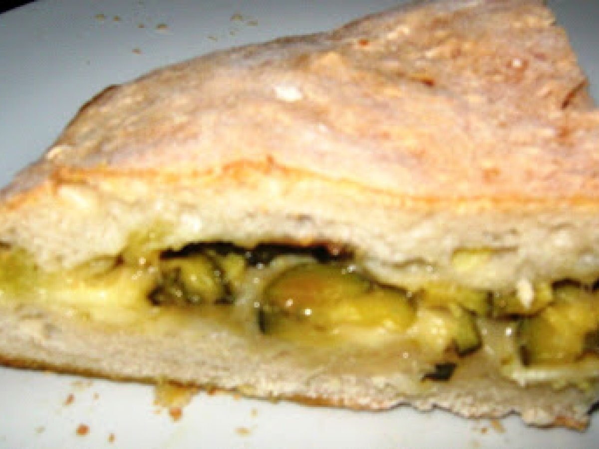 CALZONE CON PASTA MADRE FARCITO CON ZUCCHINE