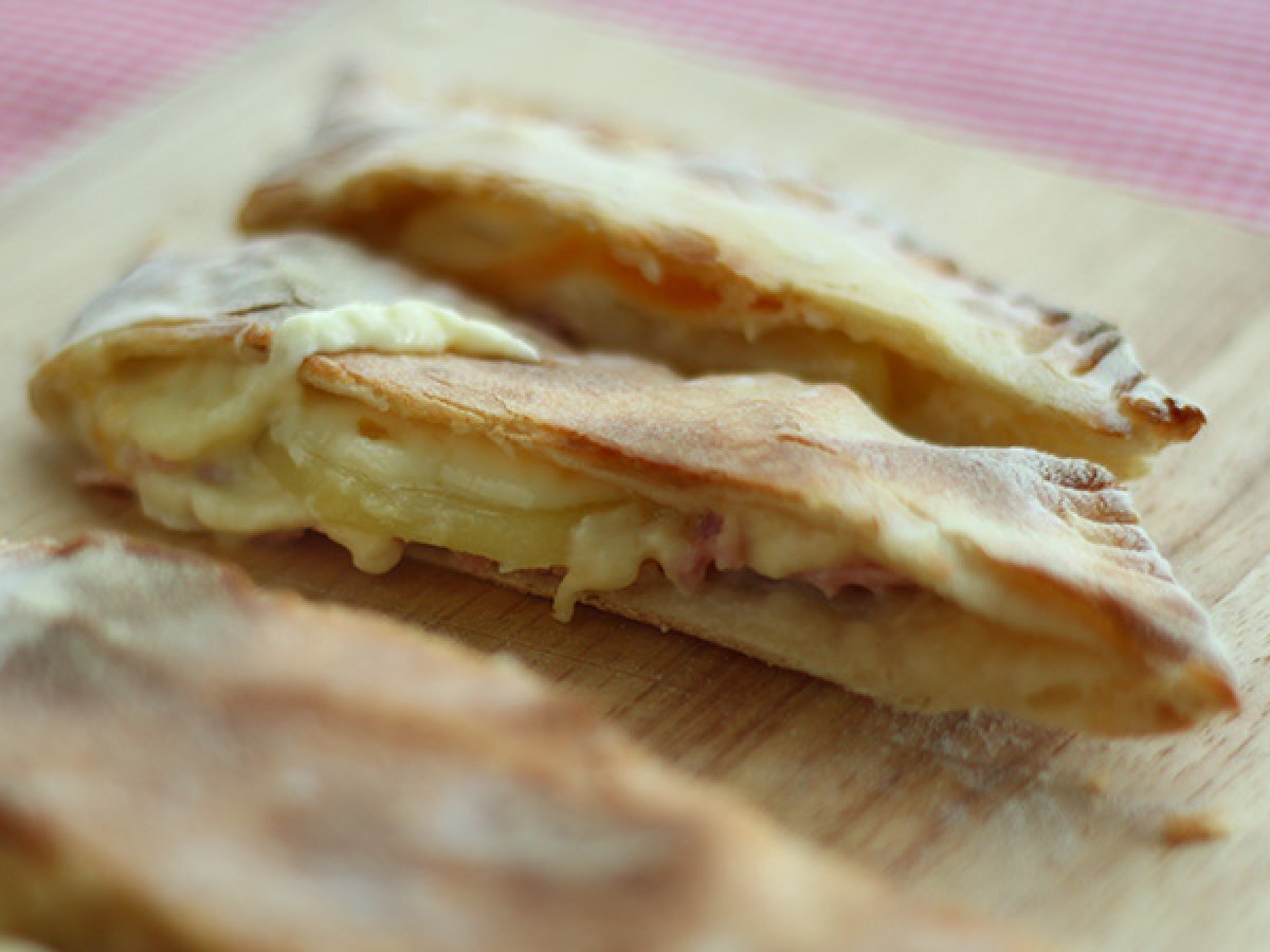 Calzone con patate, scamorza e prosciutto - foto 3