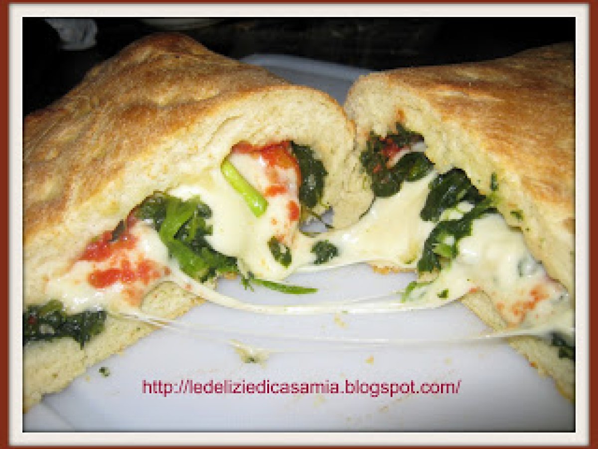 Calzone di sola semola rimacinata e farcita con tuma, spinaci