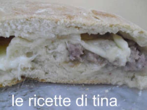 calzone salsiccia e mozzarella