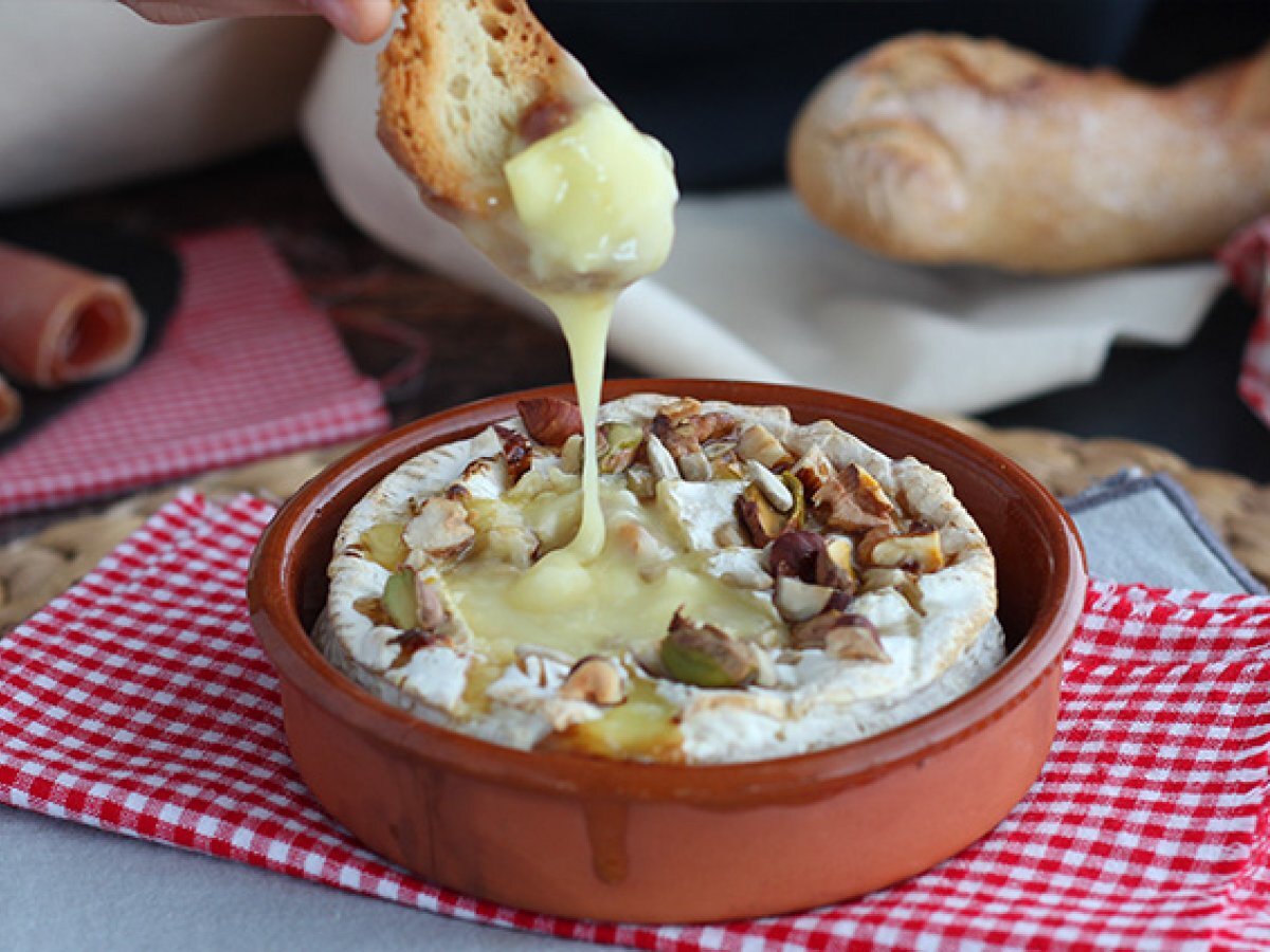 Camembert al forno con miele e frutta secca