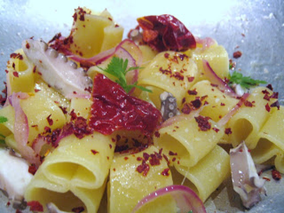 Campotti (paccherotti) con polpo, cipolla rossa caramellata, peperoni fritti