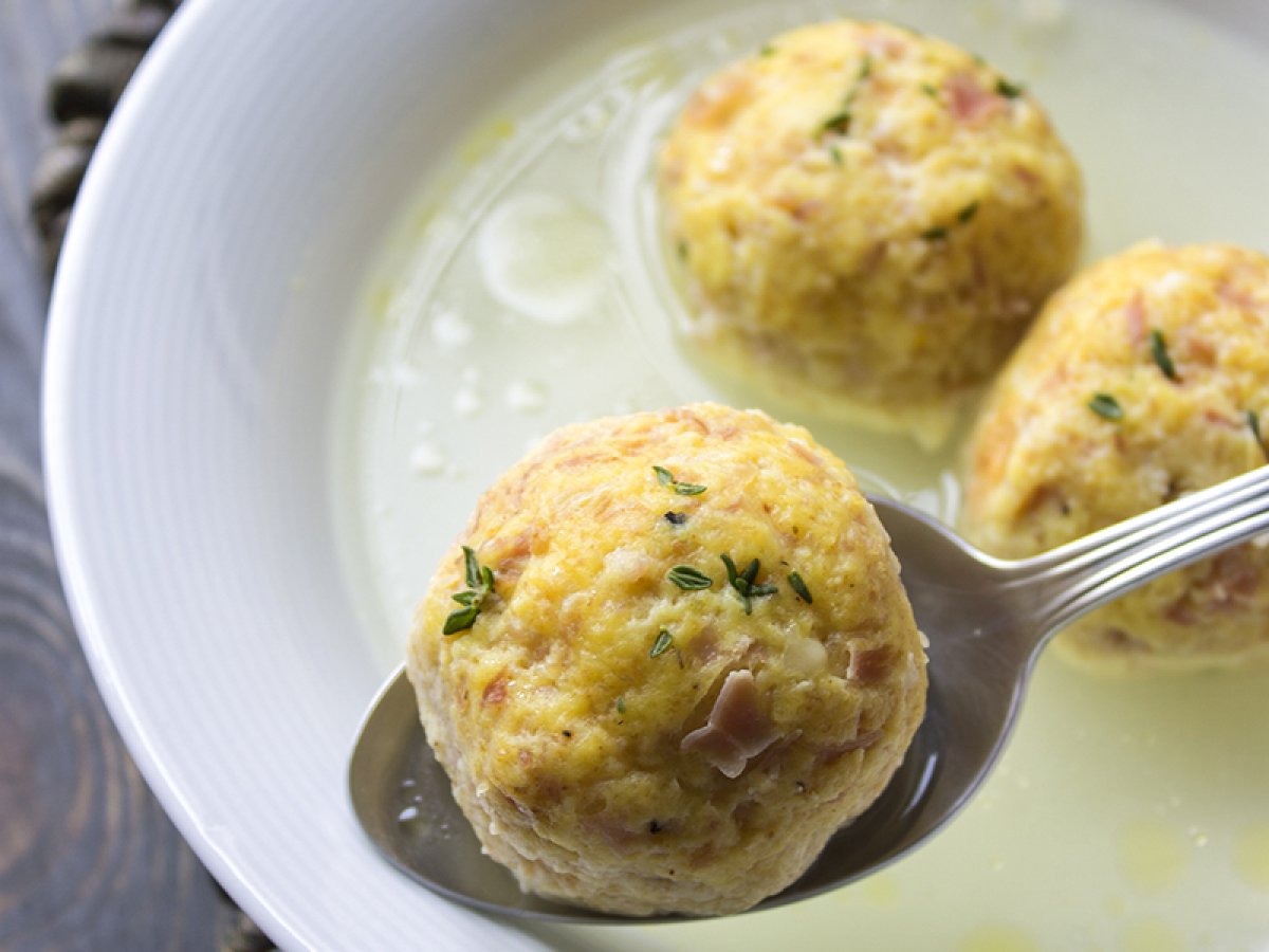 Canederli allo zafferano con prosciutto cotto, Emmentaler e timo fresco
