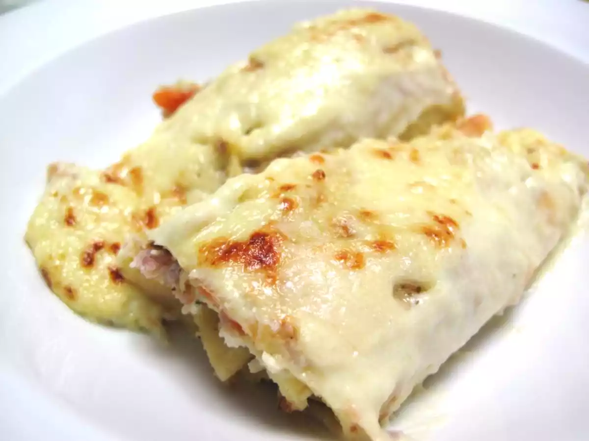 Cannelloni di crepes alle verdure e pollo con vellutata di porri