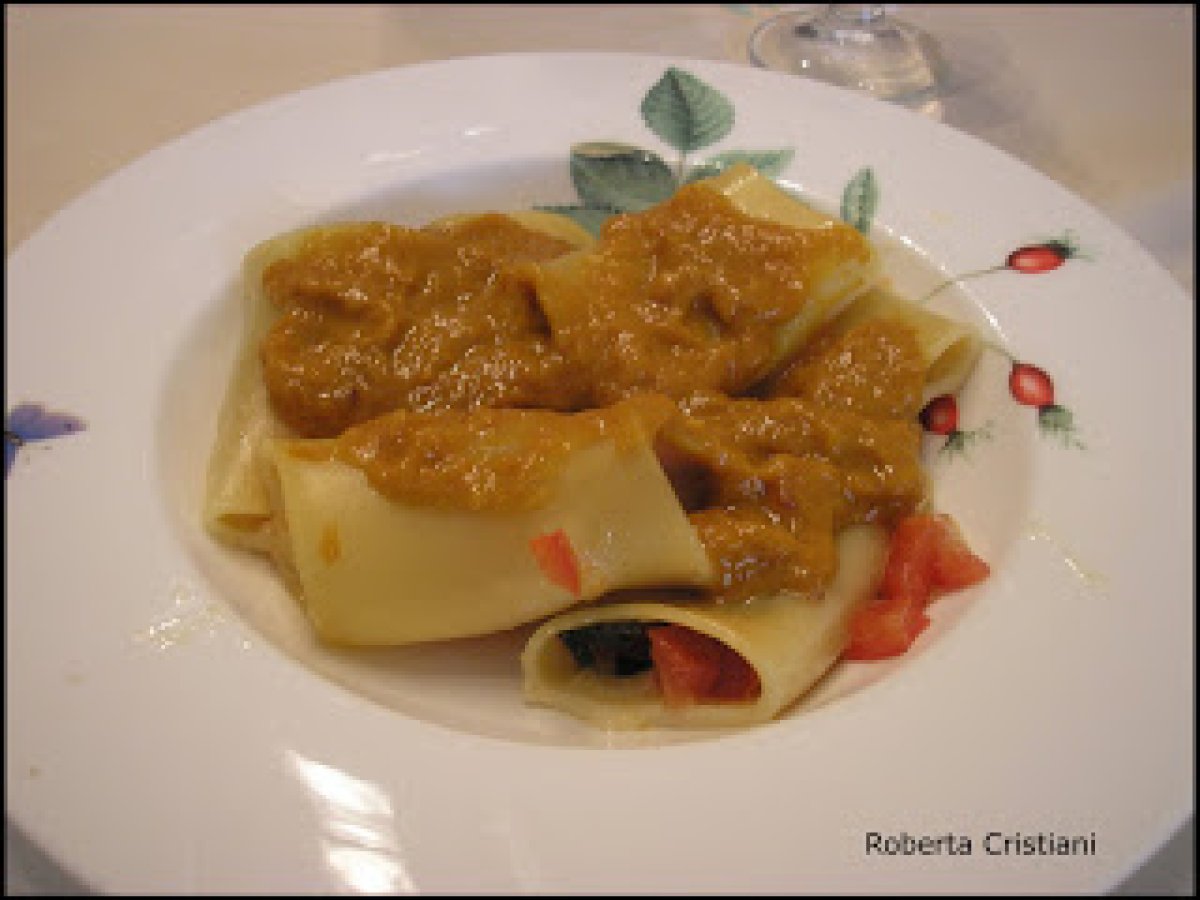 CANNELLONI RIPIENI CON SALSA AI PEPERONI