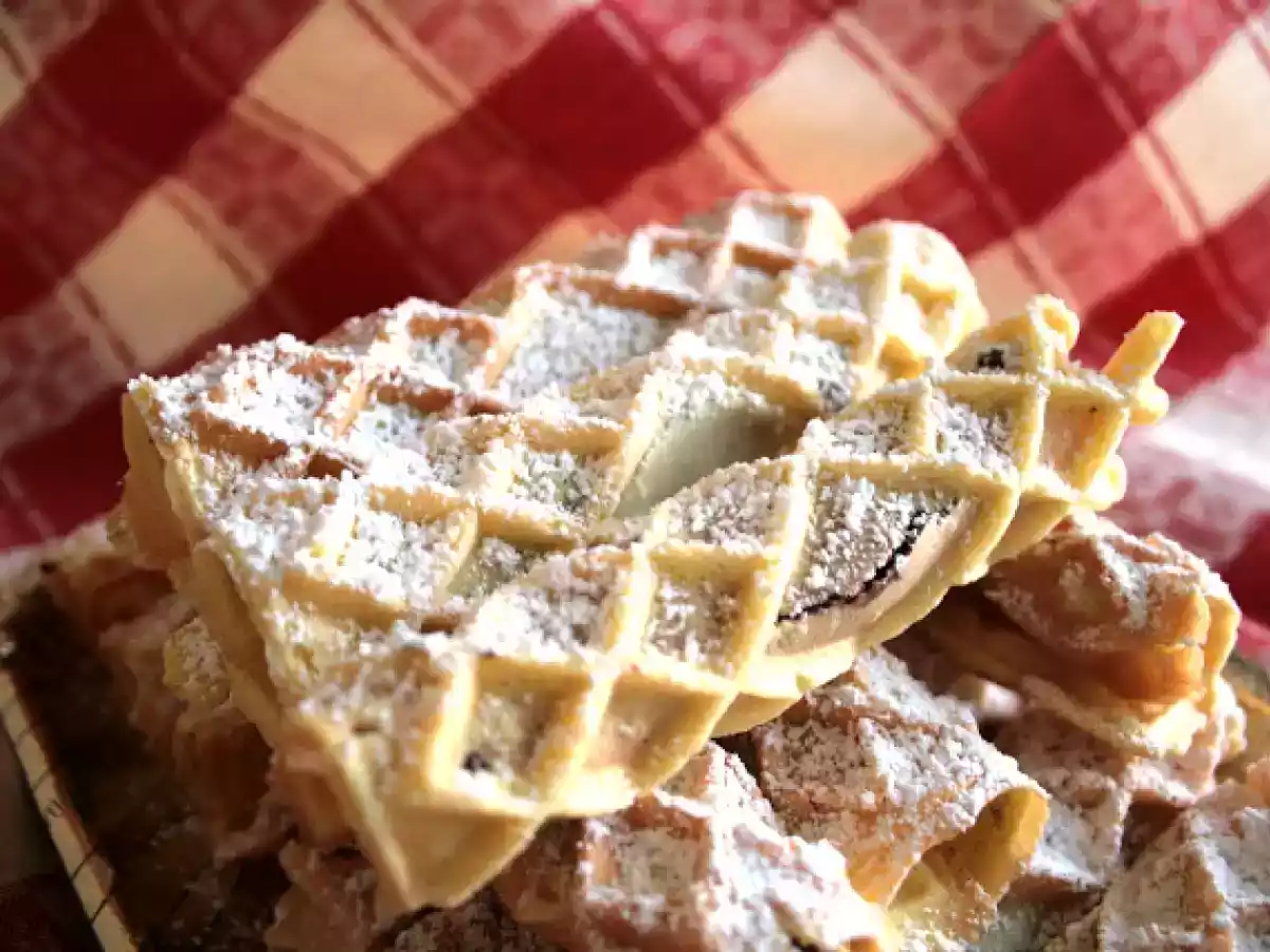Cannoli di neole al cioccolato.