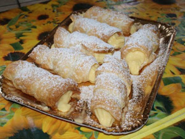 Cannoli di pasta sfoglia con crema pasticcera