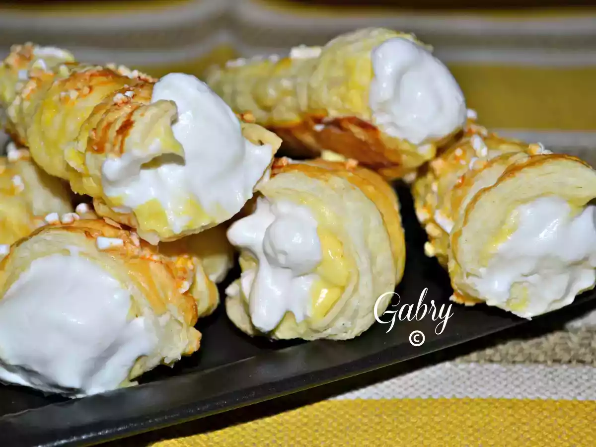 Cannoli di pasta sfoglia con lemon curd e panna montata - foto 2