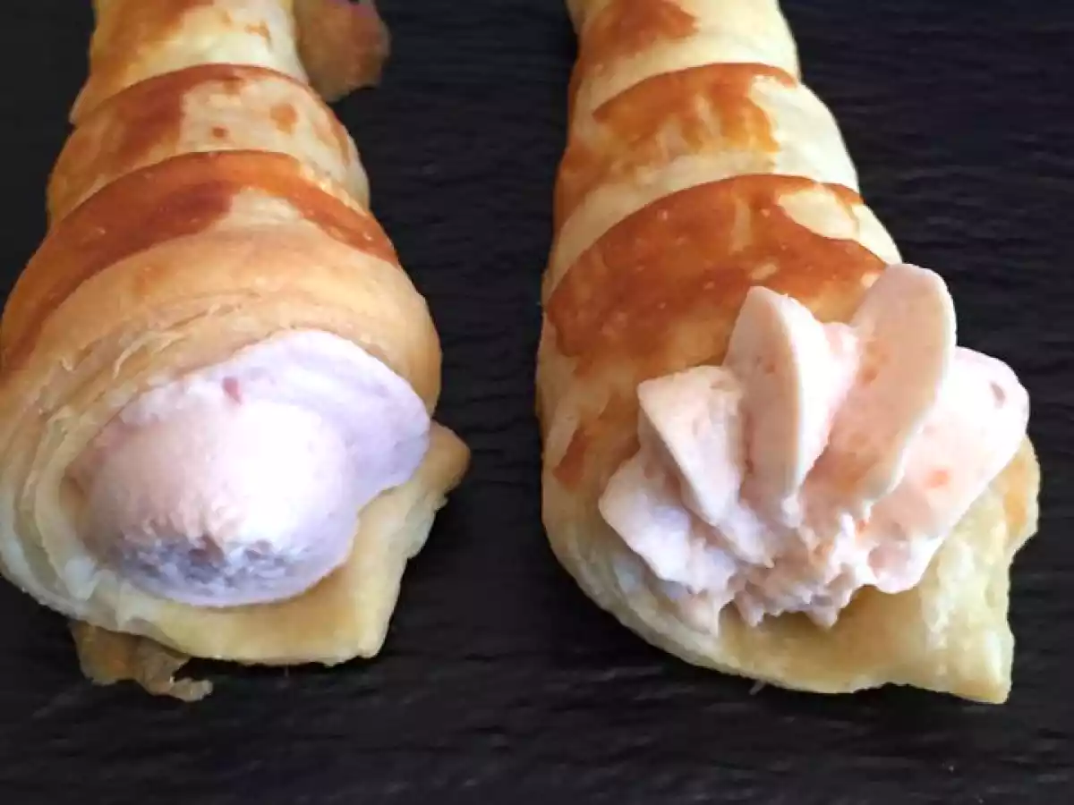 Cannoli di sfoglia alla crema di salmone e prosciutto