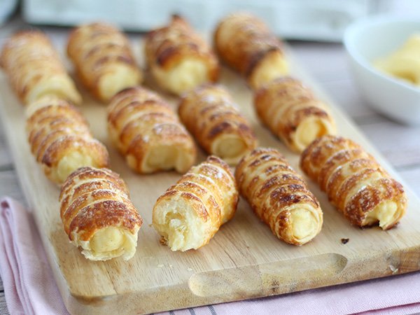 Cannoli di sfoglia con crema pasticcera