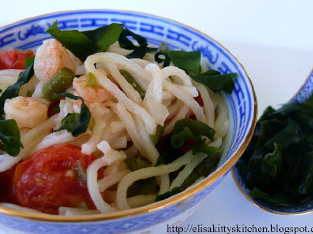 Canton Noodle con gamberetti, verdure e alga wakame