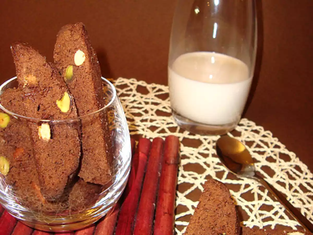 Cantucci al cacao con pistacchi, mandorle e cioccolato bianco