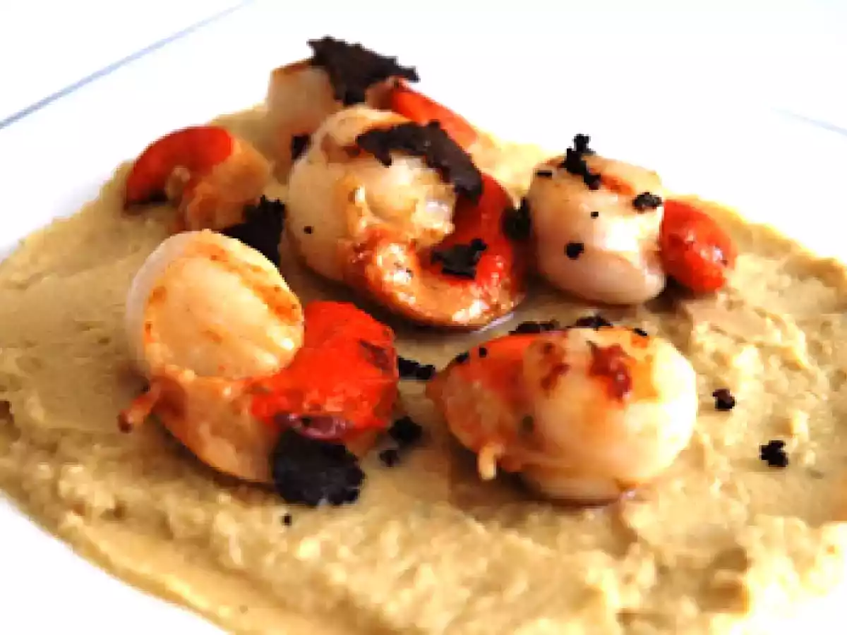 Capesante alla griglia con tartufo nero su passatina di ceci