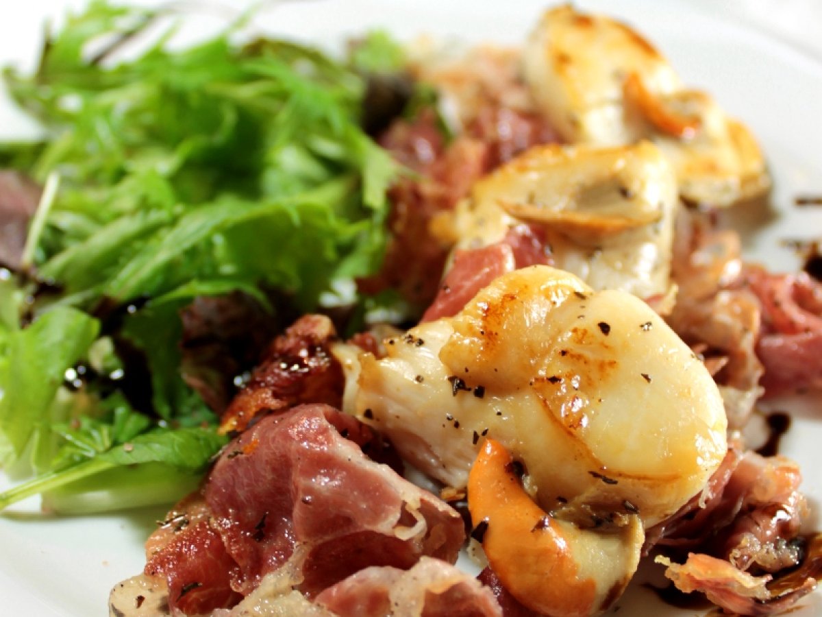 Capesante flambé al profumo di menta con pancetta croccante e misticanza