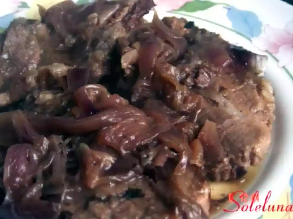 CAPOCOLLO DI MAIALE ALLE CIPOLLE