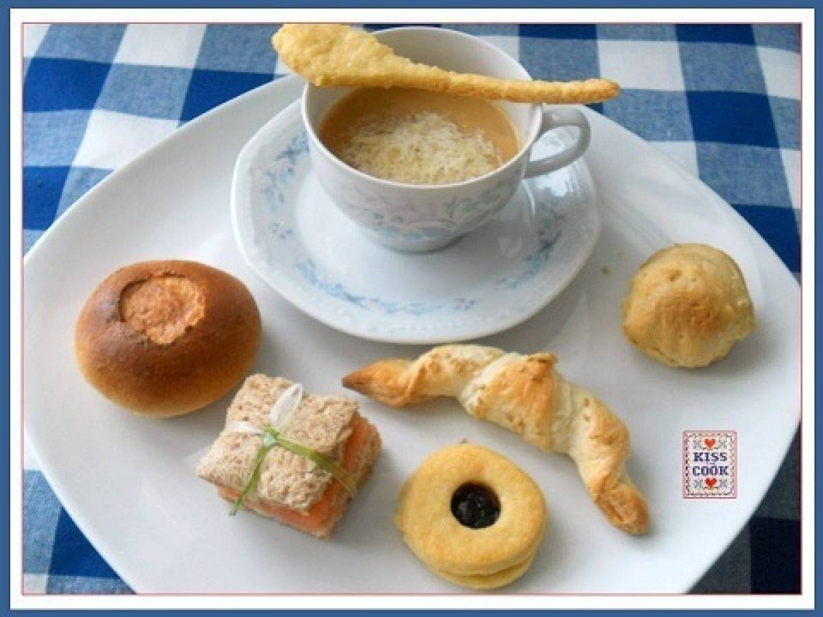 Cappuccino di ceci con cornetto e pasticcini salati