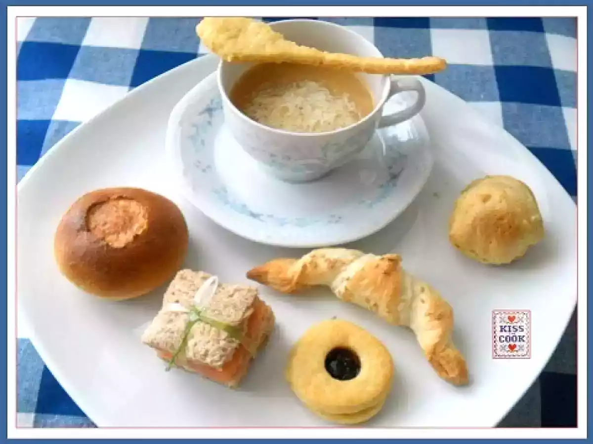 Cappuccino di ceci con cornetto e pasticcini salati