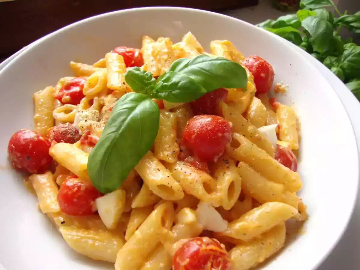 Carbonara con pomodorini e mozzarella