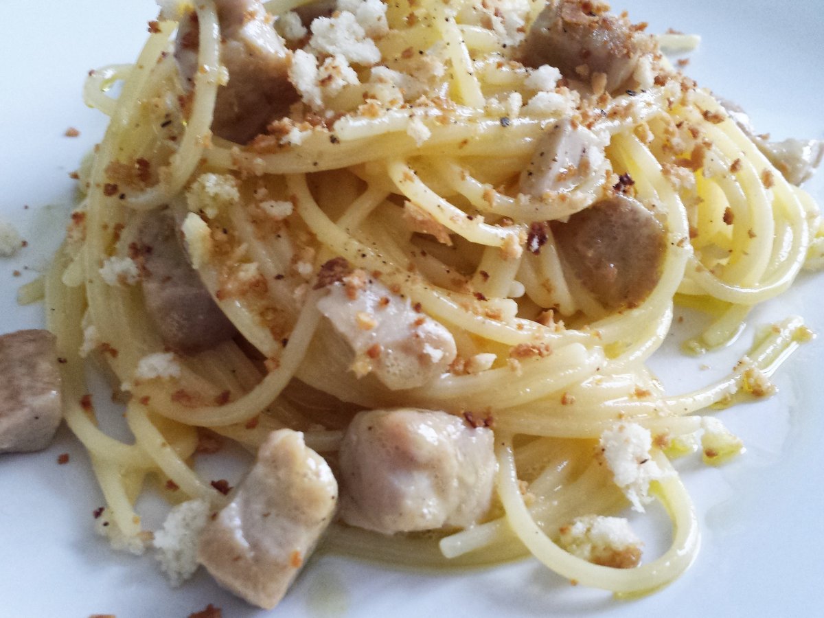 Carbonara di tonno con crumble di pane tostato