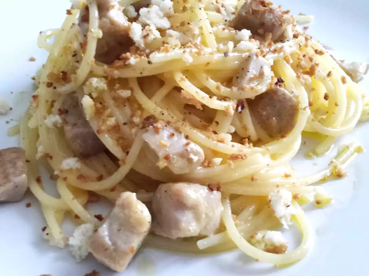 Carbonara di tonno con crumble di pane tostato