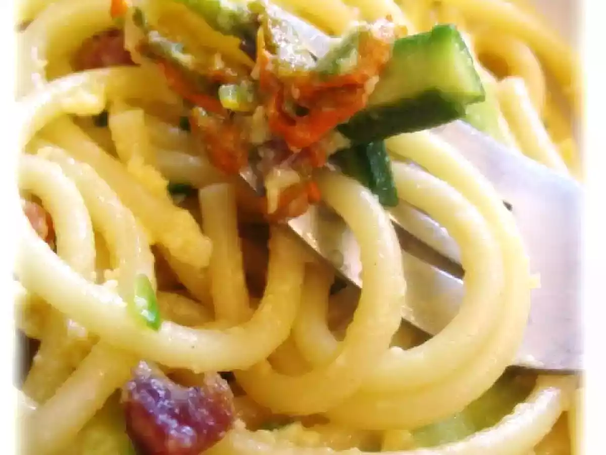 Carbonara di zucchine, fiori di zucchina e speck