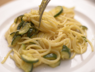 Carbonara vegetariana con zucchine