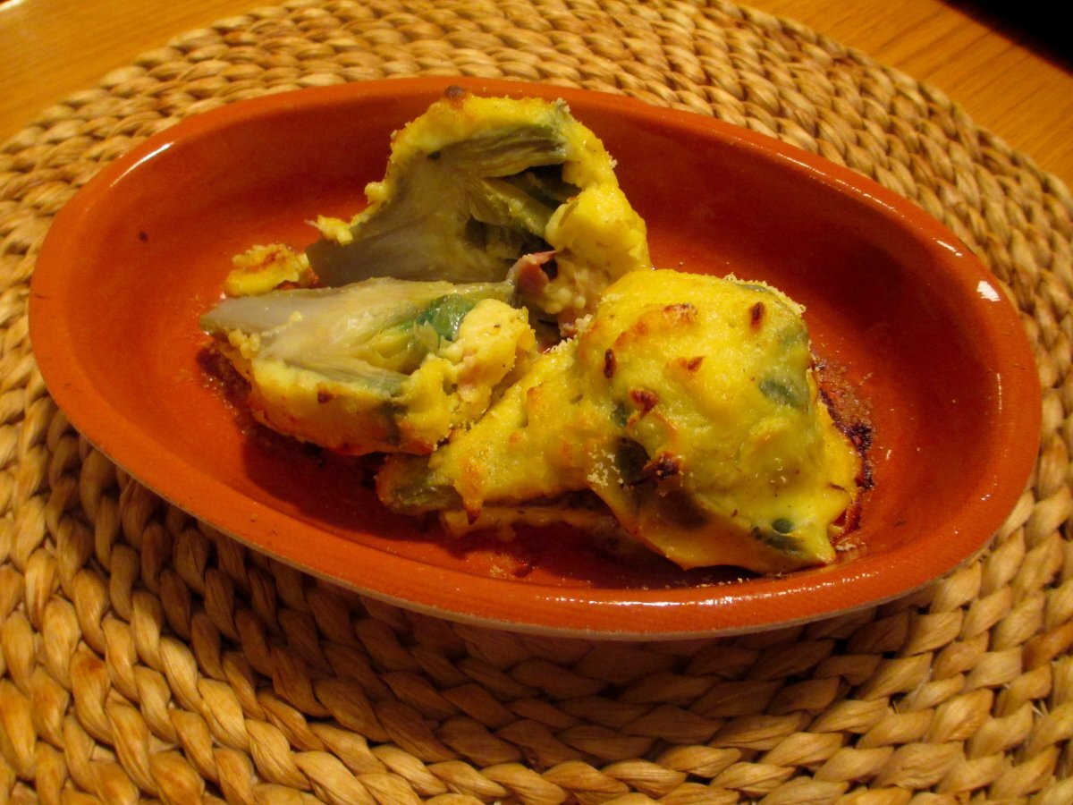 Carciofi gratinati con salsa villeroy e speck
