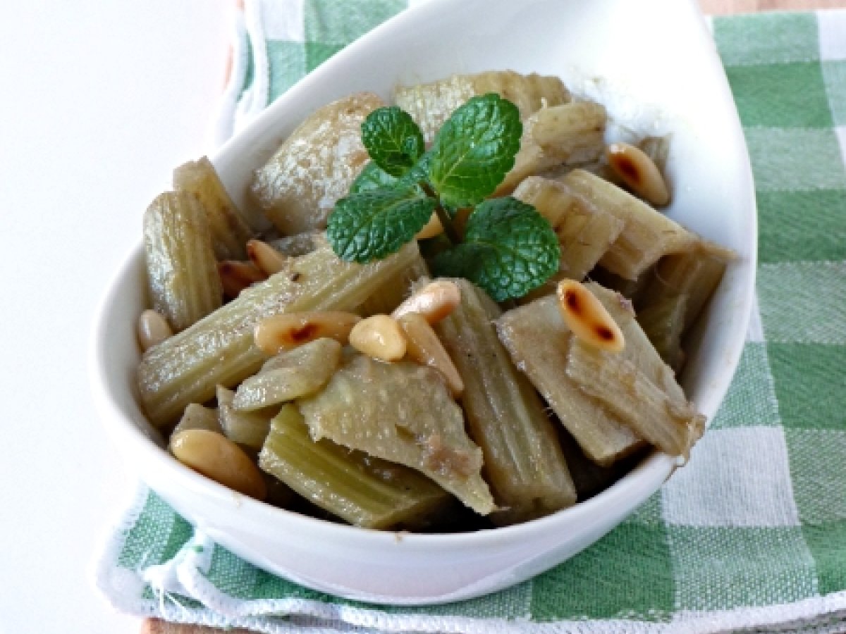 Cardo con acciughe e pinoli