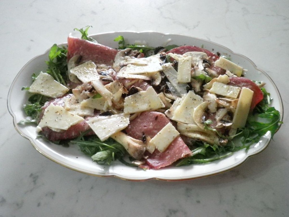 Carpaccio con il Golfetta (con rucola, funghi, parmigiano a scaglie)