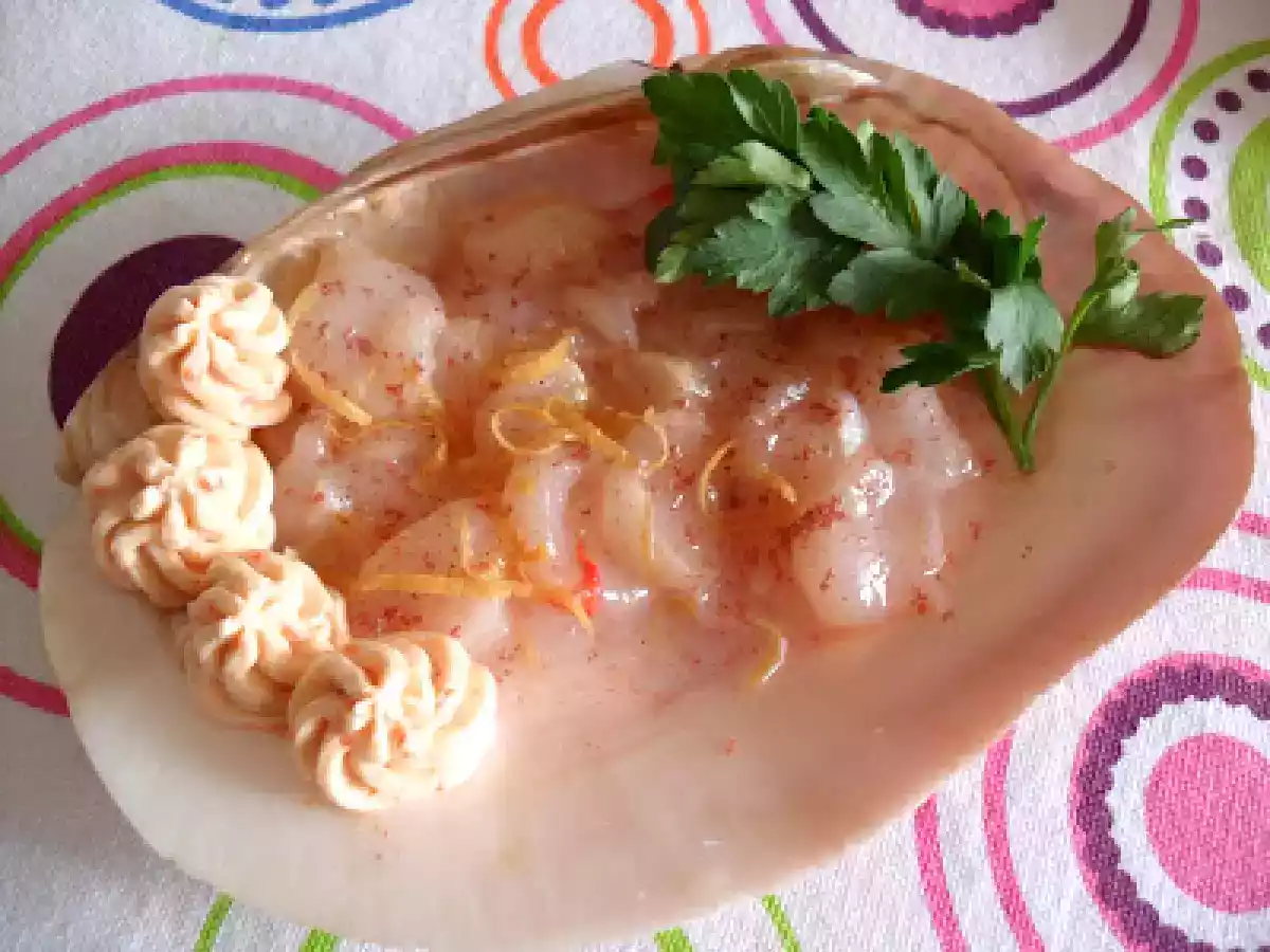 Carpaccio di Capesante al Pepe Rosa con Mousse di Corallo