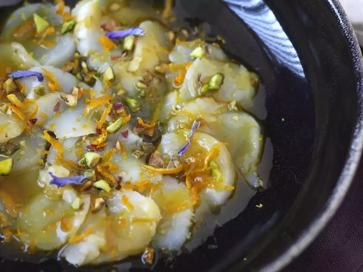 Carpaccio di capesante con vinaigrette agrumata e pistacchi: antipasto elegante e veloce