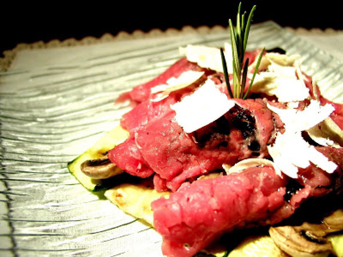 Carpaccio di carne con cipolle all'aceto balsamico