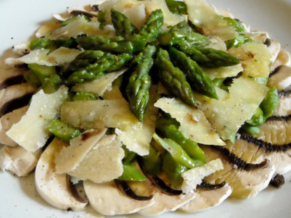 Carpaccio di champignon, asparagi e scaglie di parmigiano.