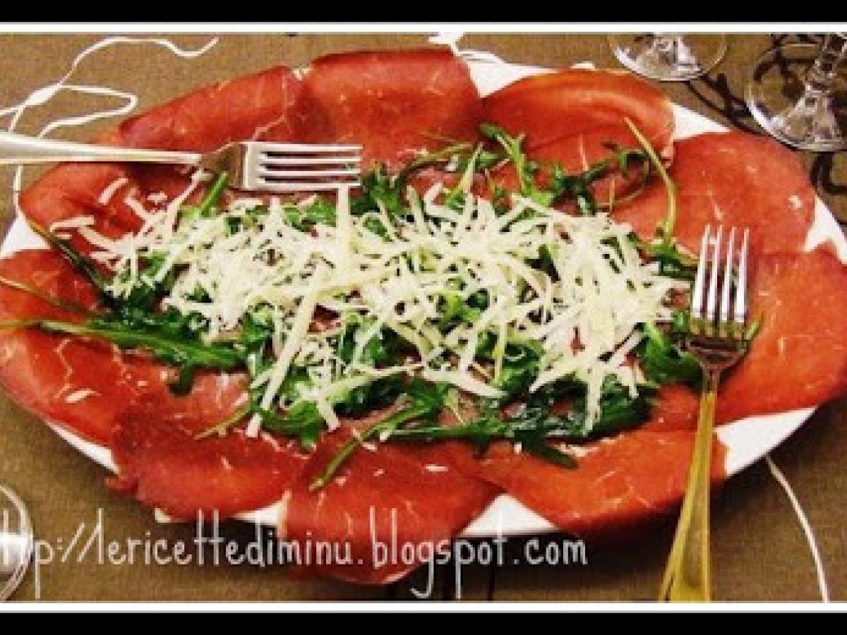 Carpaccio di manzo con rucola e scaglie di parmigiano