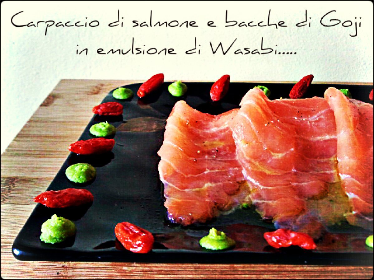 CARPACCIO DI SALMONE CON BACCHE DI GOJI IN EMULSIONE DI WASABI