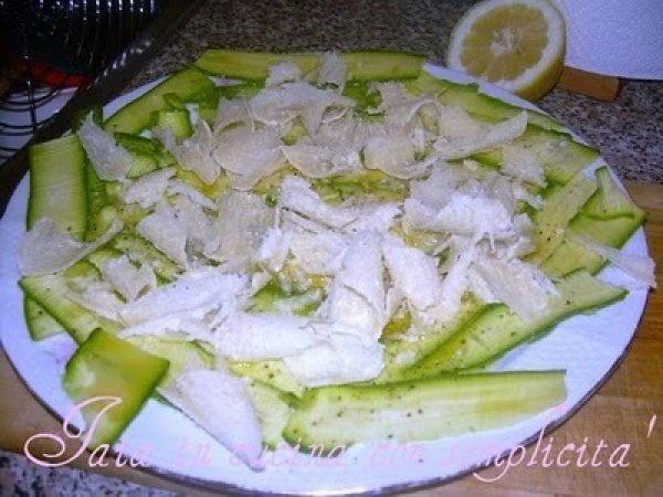 Carpaccio di zucchine con succo di limone