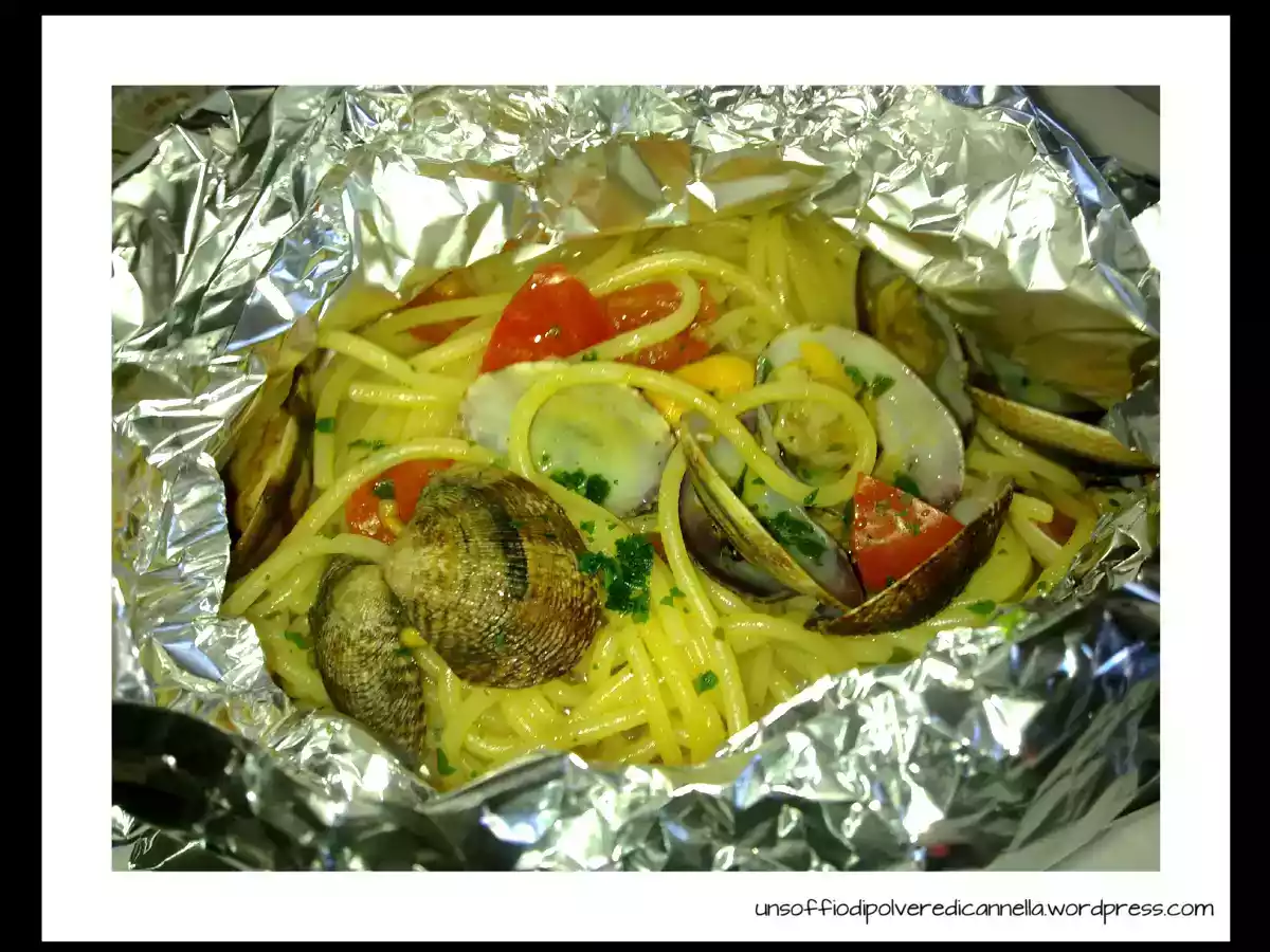 CARTOCCIO DI SPAGHETTI, COZZE E VONGOLE