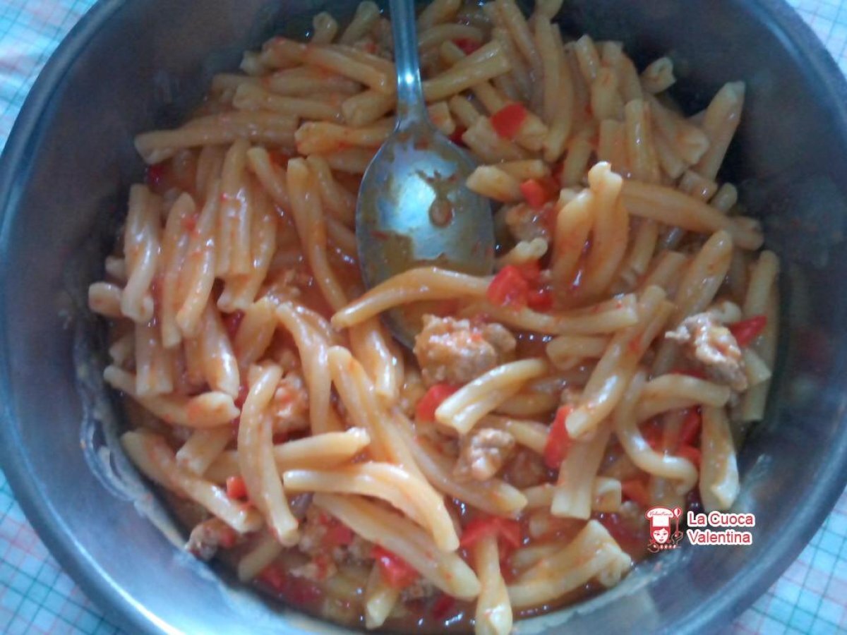 Casarecce con peperoni e salsiccia piccante