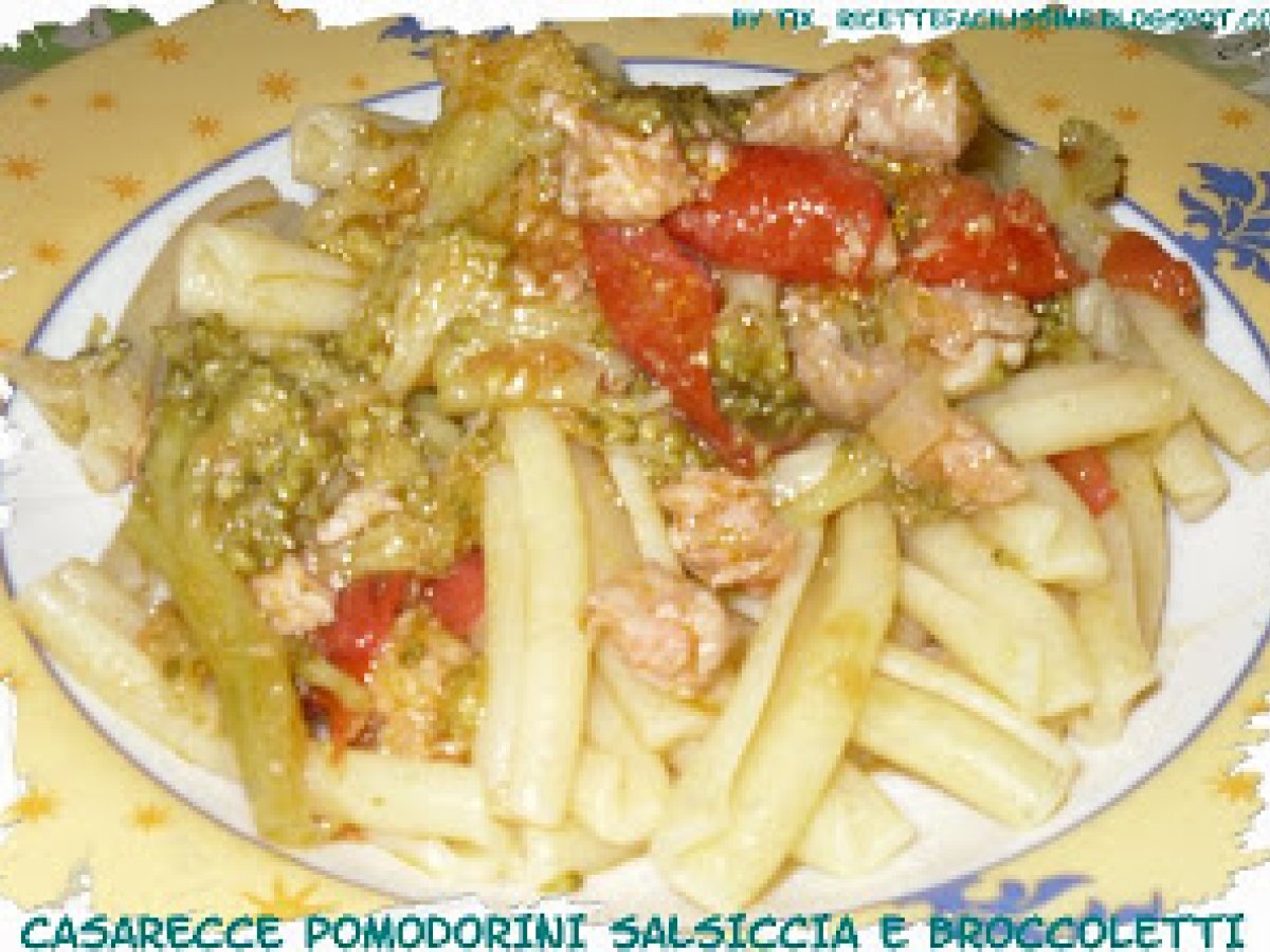 CASARECCE POMODORINI, SALSICCIA E BROCCOLETTI