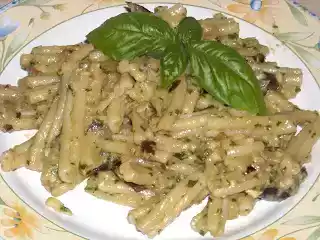 Caserecce al pesto di melanzane e mandorle