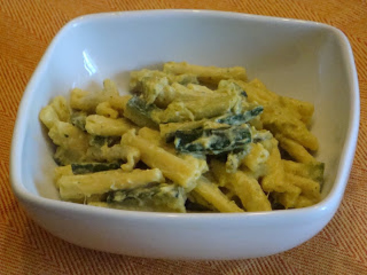 Caserecce con ricotta, zucchine e zafferano