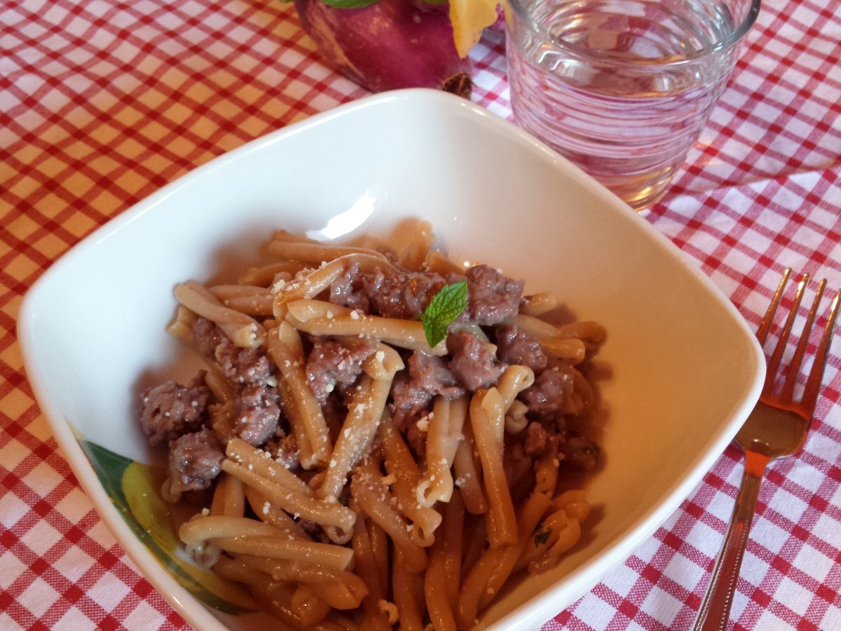 Caserecce integrali con Salsiccia e Cipolla Rossa di Tropea