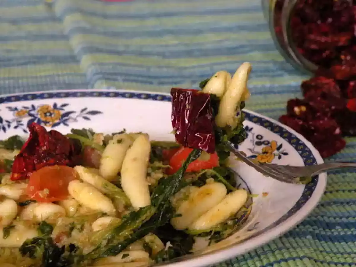 Cavatelli alle cime di rapa con mollica fritta, pomodorini e peperoni cruschi. - foto 2