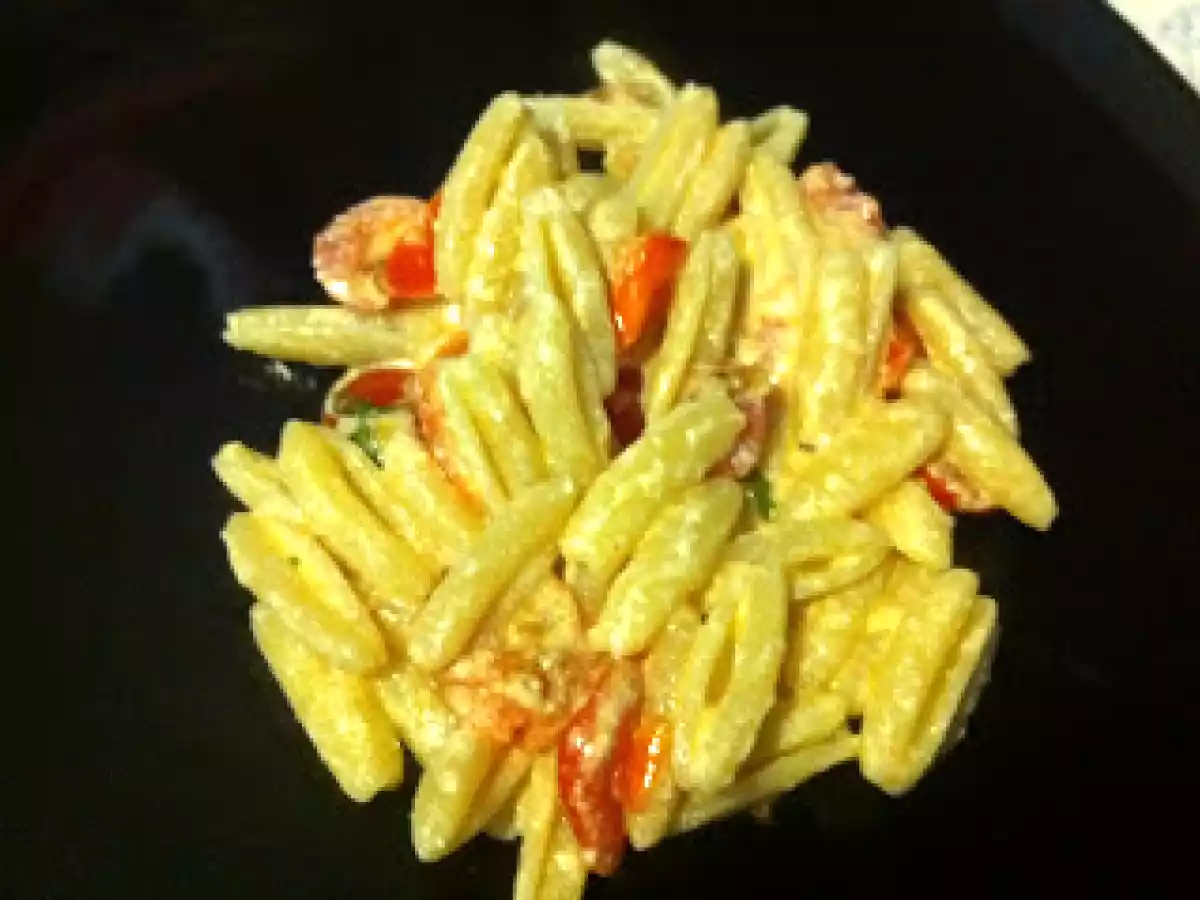 Cavatelli caprino, pomodori pachino e cipolle fritte