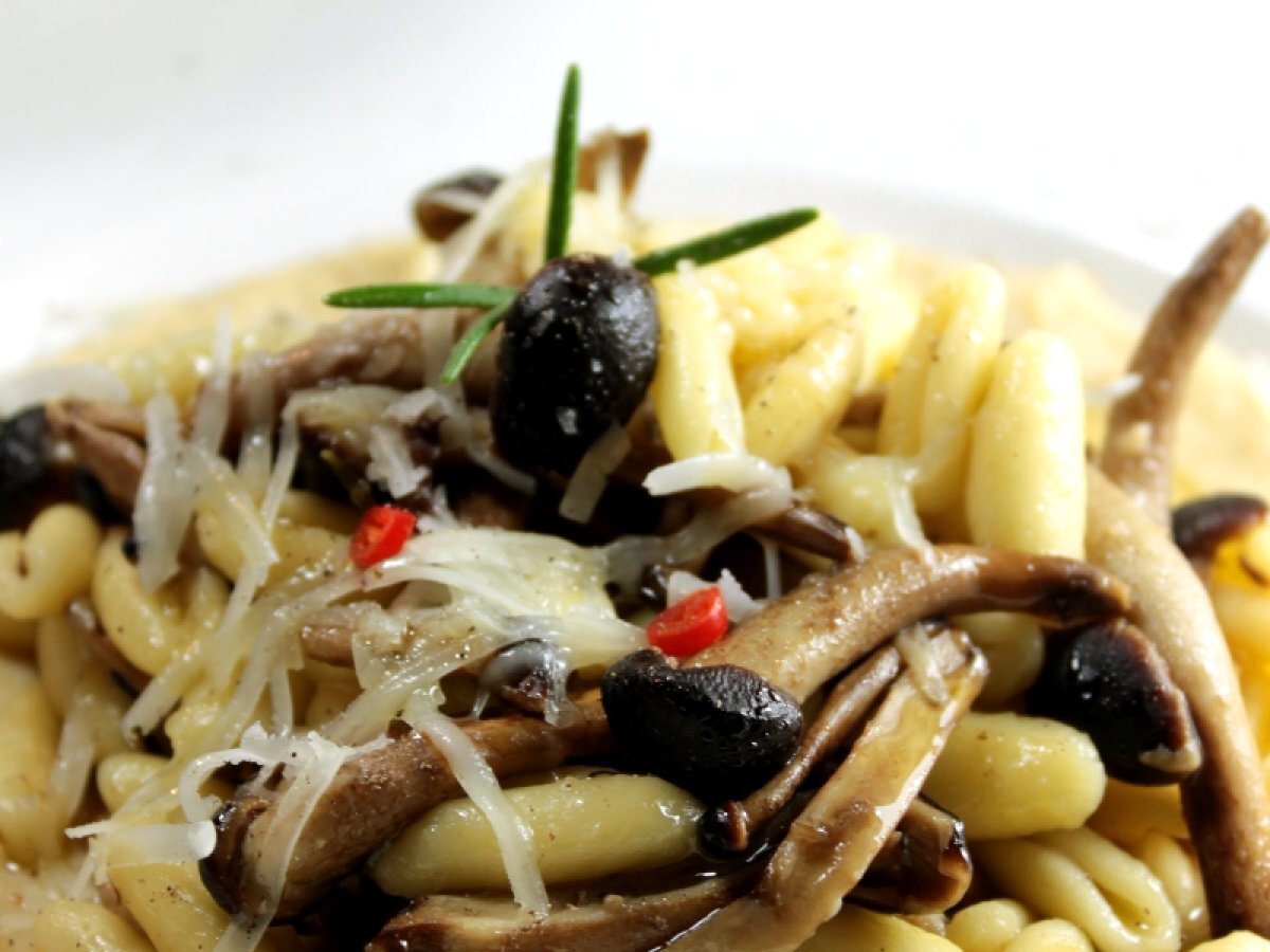 Cavatelli con crema di ceci e funghi chiodini