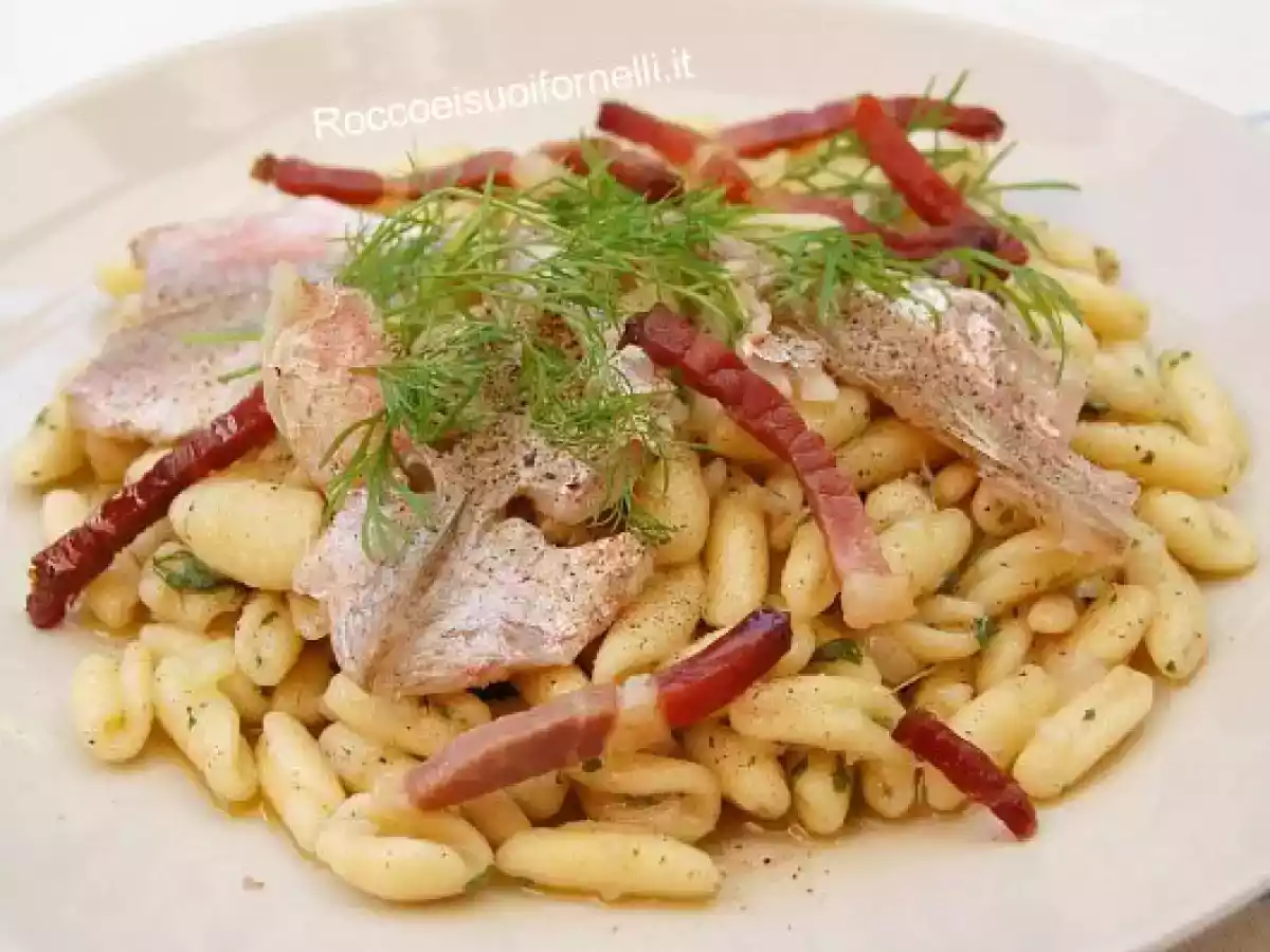 Cavatelli con filetti di triglie, speck e finocchetto
