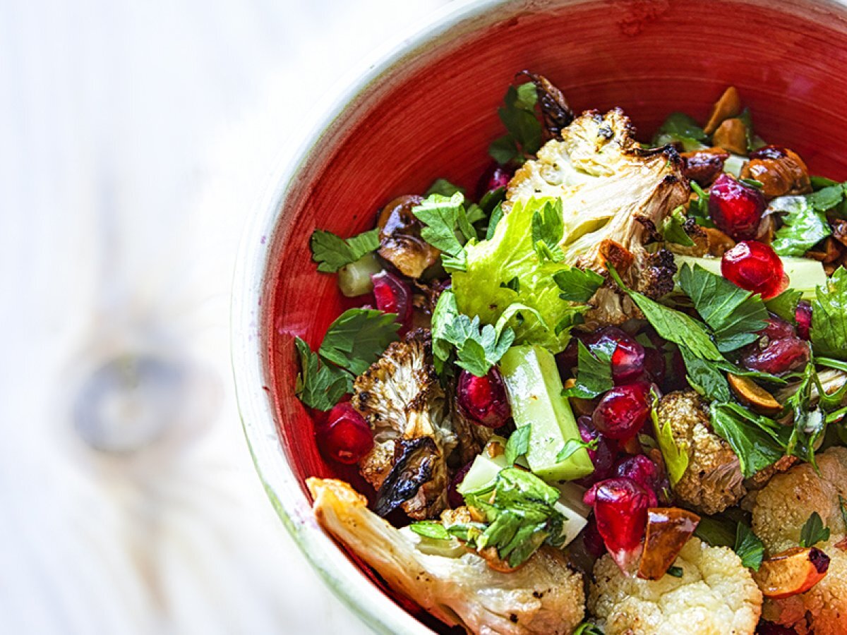 Cavolfiore al forno in insalata con nocciole tostate, sedano e chicchi di melograno